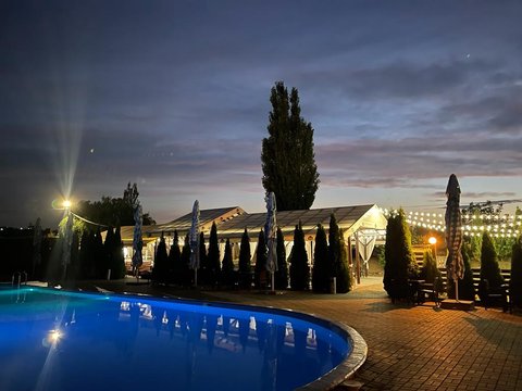 gallery-image-desktop/Piscină - Turnul Alb/3