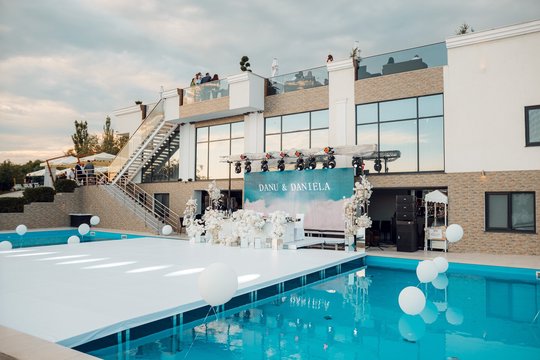 gallery-image-desktop/Piscină - Turnul Alb/1